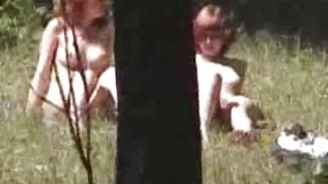 امرأة شابة ترتدي سراويل البولكا نقطة بيضاء تجلس على زوجها, ركوب مع افلام سيكس اجنبي مترجم الثدي بلدي بلطف الرجيج قبالة الديك