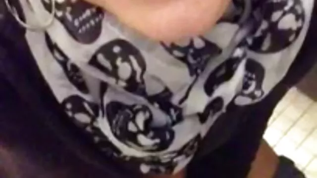خادمة في ملابس ممزقة بنشوة يحاول أفلام سكس عربي وأجنبي محاربة ملصقا