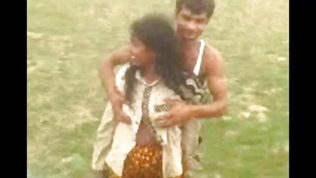 امرأة سكس اجنبى مترجم افلامك شابة ذات حلمة حمراء ووشم على يدها ، تجلس معها على البظر الهزاز النشوة الغنية