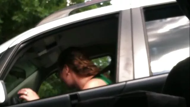 اقترب منها بهدوء من الساعات الأولى من الصباح وبدأ في الصعود على افلام سيكس عربي واجنبي جسدها ، ولمس حلماتها
