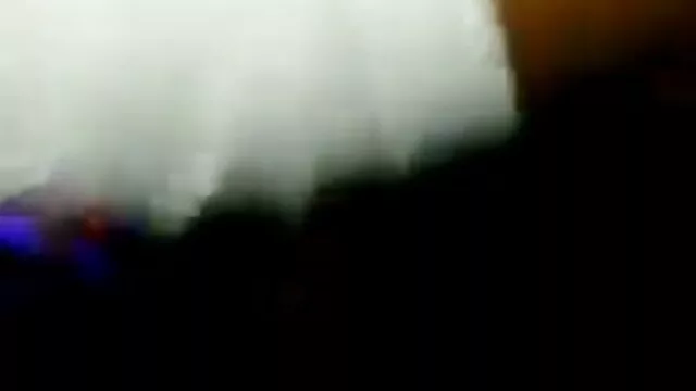 عظمي فتاة مع انتفاخ الثدي, handjob مع كل من النخيل على مقعد في سكسي اجنبي مترجم بالعربي المنزل