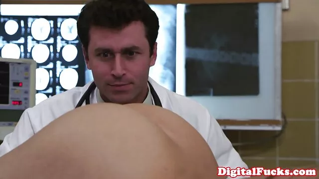 مغنية مجهولة الهوية التي تحرق بوسها عن طريق الخطأ أمام الصحفيين ، يجب أن تمتص ذلك سكس اجنبي مترجم طويل