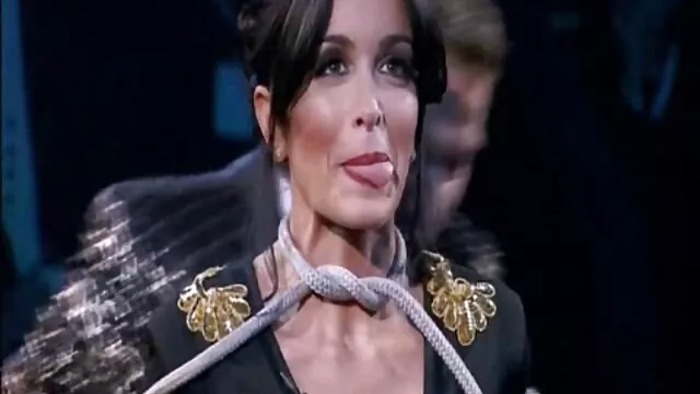 حي الرجل الملاعين مرح كرة تحميل افلام سكس اجنبية مترجمة القدم يهتف من وراء ظهر أبوها يجلس على الأريكة