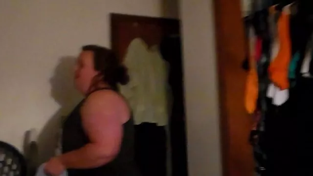 حتى آخر نفس ، فقد وعيه تقريبا و pizdyulin على بوسها مع راحة سكسس اجنبي مترجم يده ، هو الشرج الغازية