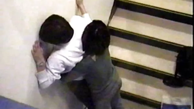 اثنين من الفتيات افلام اجنبية مترجمة سكس و المرأة في كازاخستان مع تلسكوب تحت النافذة في انتظار الحبيب