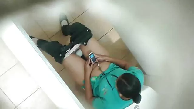 امرأة ترتدي احسن افلام سكس اجنبي سراويل شفافة القمصان أمامها وطعن إصبعين في بلدها