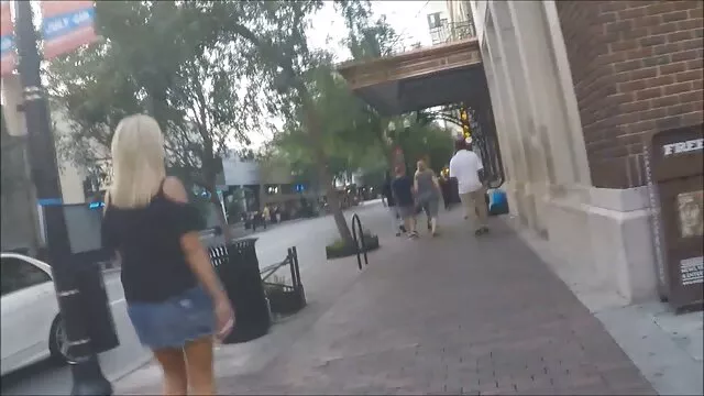 اليأس لمكان الحب ، نسوانجي سكس اجنبي والشباب يجدون ملجأ تحت الهروب متجر