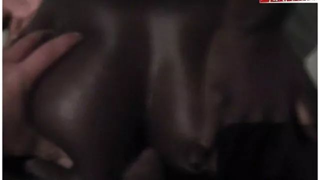 ليليا بني العينين ، وقعت في الحب مع سكس اجنبي عرب نار أجنبي ، أولا وقبل كل شيء ، مص الديوك الكبيرة وكشف عن كس صغير