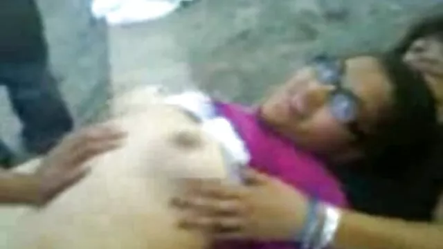 الشيطان في شباك صيد يشتكي بصوت عال تحت إشراف افلام سكساجنبي مترجم رجل قوي