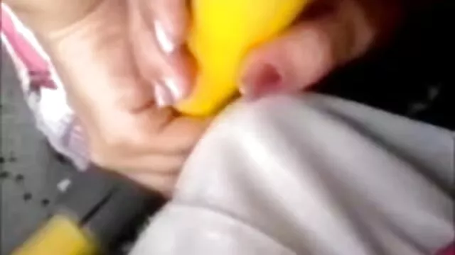 اثنين من الفتيات تويترسكس اجنبي مترجم الصغيرات تقرر لجعل فيلم إباحي منهم ، استدعاء صديق وشخص ، اللعنة عليه ، ويوم الاثنين تدور