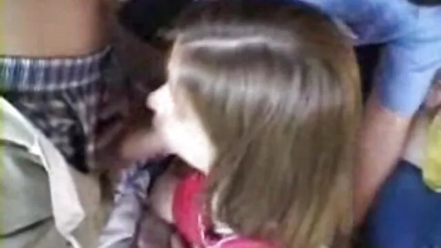 رجل مع اثنين من المشجعين الرجيج على shnyaga مشعرات بين ساقيه في افلام سكس اجنبي مدبلج جوارب طويلة cums في على قدميه بعد الشرج