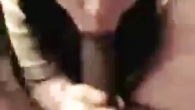 النجوم الحمراء مكتظة في فتحة الشرج لفتاة سيكس اجنبي وعربي ساخنة ، وبينما تقفز على الديك الكبير ، تفتح