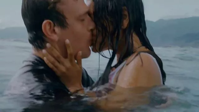 دفنت وجهها لأسفل على السرير سكرتيرات من احدث فيلم سكس اجنبي الخلف, وضع رصاصة بين الاثنين, حمار, والديك