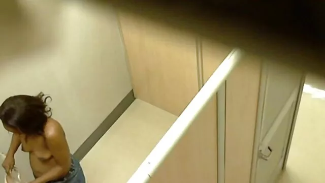 الرجل مترجم سكس اجنبي الملاعين له الكلبة في الحمار ضيق